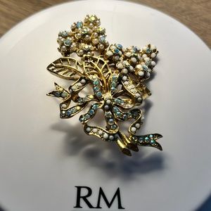 Signed Oscar De La Renta crystal brooch pin